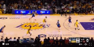 浓眉反击上篮重摔倒地捂着右手腕裁判响哨 马龙再次发动教练挑战