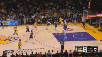 一瘸一拐！雷吉抢板落地崴脚 回归成疑