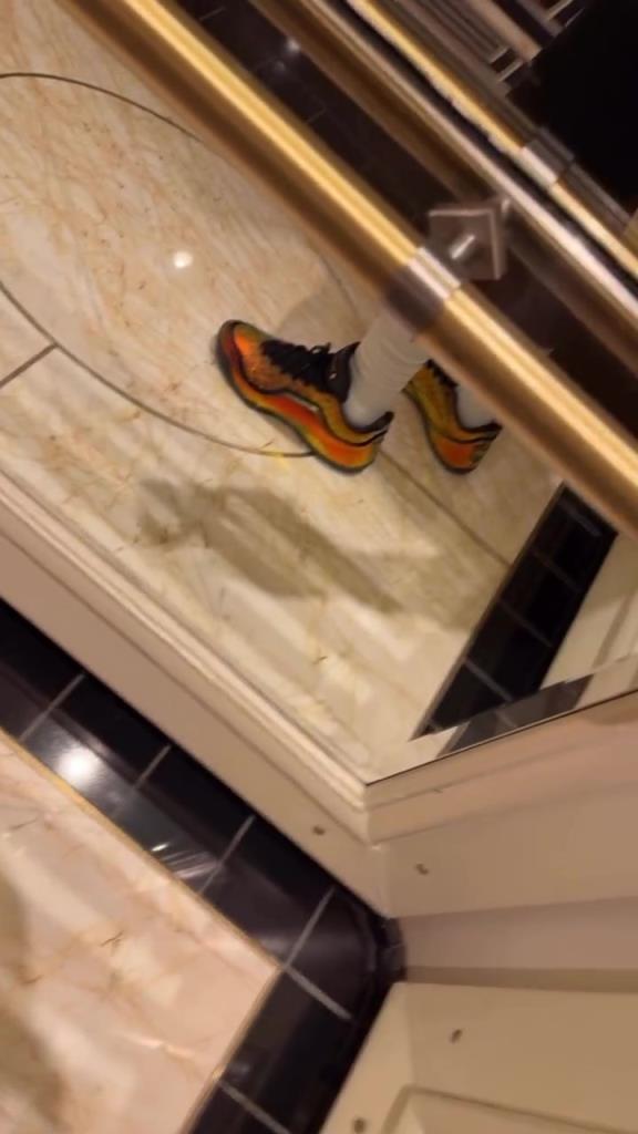 金光闪闪！詹姆斯自拍上脚新款黄金4万分配色詹23代战靴